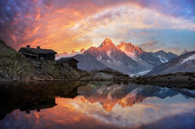 Fransız Alpleri 'ndeki Lac Blanc Gölü' ndeki ahşap kulübe inanılmaz günbatımında. Monte Bianco dağları arka planda. Peyzaj fotoğrafçılığı