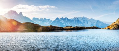 Fransız Alplerinde Chesery Gölü 'nde güzel bir gün doğumu. Monte Bianco dağları arka planda. Manzara fotoğrafçılığı, Chamonix, Fransa