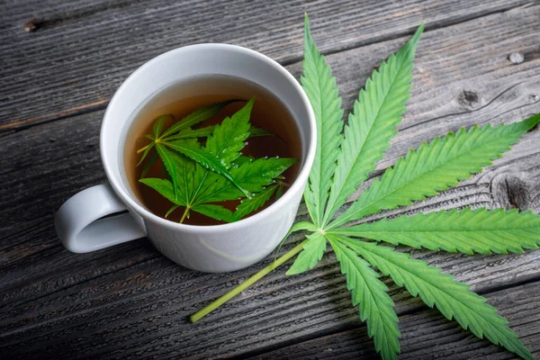 Kannabisz Tea Zöld Marihuána Levelekkel Asztalon Orvosi Gyógynövény Tea Kannabisz — Stock Fotó