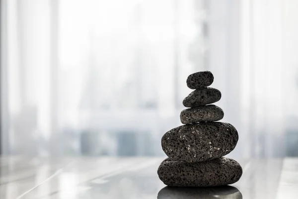 Steine Für Wellness Behandlungen Auf Einem Tisch Pyramide Gestapelt Meditation — Stockfoto