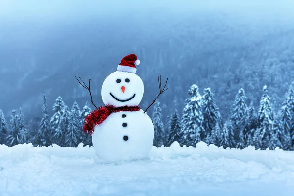 Grappige Sneeuwpop Santas Rode Hoed Rode Sjaal Besneeuwde Bergen Kerstvakantie — Stockfoto