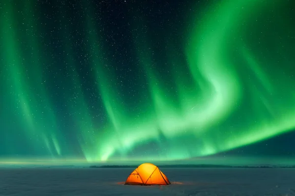 Pozadí Neuvěřitelné Oblohy Severními Světly Zevnitř Rozzářil Oranžový Stan Aurora — Stock fotografie