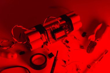 Kırmızı ışıkta dijital zaman mekanizması olan bir bomba. Terörizm kavramı