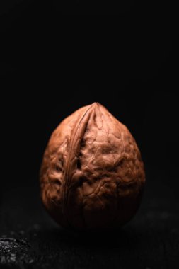 Koyu ahşap masadaki ceviz cevizini yakından çek. Yemek fotoğrafçılığı