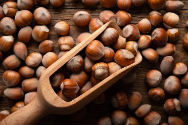 Tahta kepçe içinde fındıklı fındık yakın çekim. Yemek fotoğrafçılığı