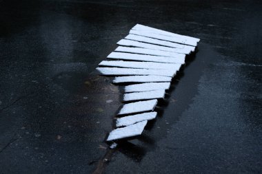 Eski kırık ahşap iskele kışın küçük donmuş orman gölünde karla kaplıydı. Soyut minimalist fotoğrafçılık