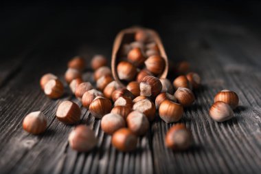 Fındıklı fındıklar ahşap kepçeden dökülüyor. Yemek fotoğrafçılığı