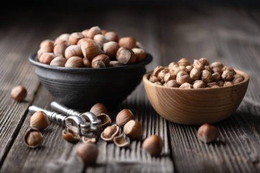 Klasik gümüş fındık kıracağıyla açılan fındıklar bu büyüleyici yemek fotoğrafında antika bir ahşap masada sergileniyor.