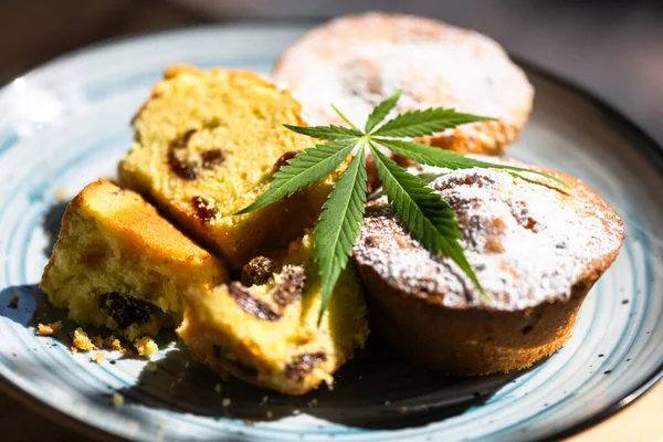 Dolci Cupcake Con Foglia Cannabis Verde Sul Piatto Torta Dessert — Foto Stock