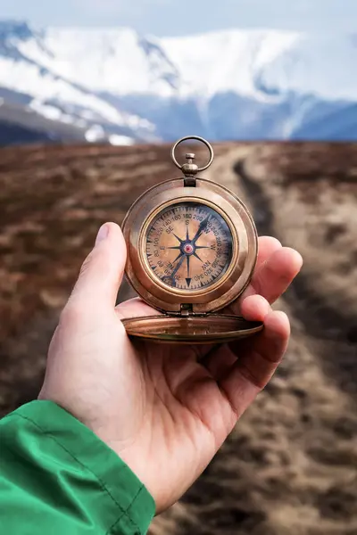 Retro Kompass Menschenhand Hohen Bergen Aus Nächster Nähe Reisekonzept Landschaftsfotografie lizenzfreie Stockbilder