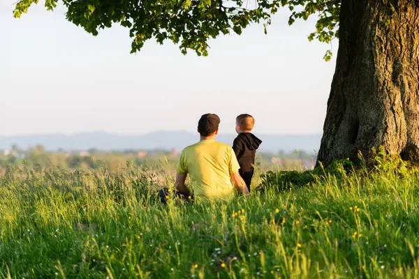 Vater Mit Sohn Auf Der Frühlingswiese Unter Dem Baum Hohen — Stockfoto