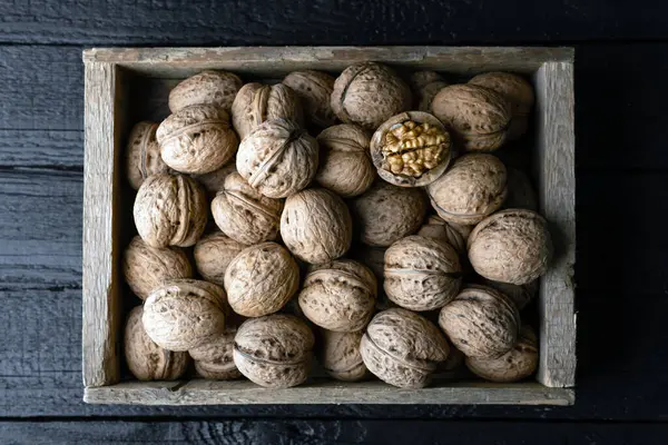 Pähkinä Pähkinät Puinen Laatikko Vanha Puinen Pöytä Menettää Ruoka Valokuvaus — kuvapankkivalokuva