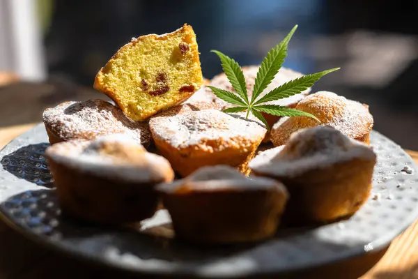 Tabağında Kenevir Yaprağı Olan Kekler Marihuanalı Tatlı Pastası Tıbbi Otla — Stok fotoğraf