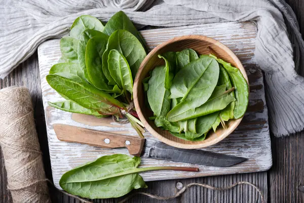 Top View Fresh Organic Sorrel Leaves Wooden Bowl Knife Close — Stock Photo, Image