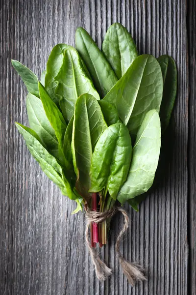 Bunch Fresh Organic Sorrel Leaves Wooden Table Close Food Photography — Stock Photo, Image