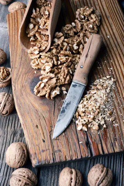 Kırılmış Ceviz Çekirdekleri Bıçakla Ahşap Tabakta Yakın Plan Yemek Fotoğrafçılığı Stok Resim