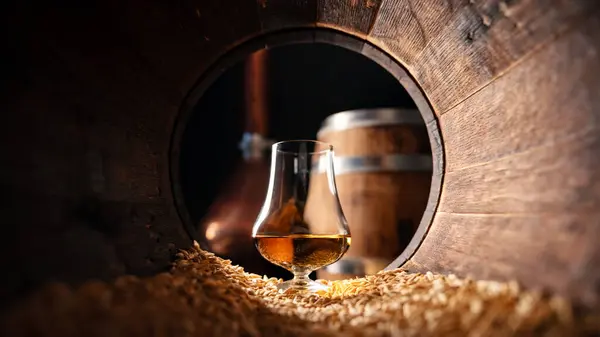 Glas Whisky Een Oud Houten Eikenhouten Vat Met Gerstekorrels Traditioneel Stockfoto