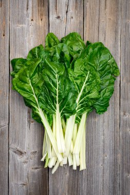 Kırsal ahşap arka planda bir sürü organik pazı. Üst Manzara. Yemek fotoğrafçılığı