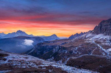 İtalyan Dolomite Alplerinde dramatik akşam manzarası, Auronzo yakınlarında Tre Cime Di Lavaredo Ulusal Parkı, Dolomite Alpleri, Trentino Alto adige, İtalya