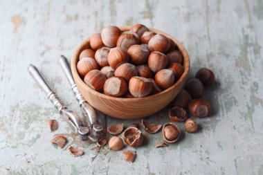 Gümüş fındık kıracağıyla dolu ahşap tabak. Yemek fotoğrafçılığı