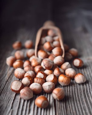 Fındıklar ahşap kepçeden kırsal ahşap masaya dökülüyor. Yemek fotoğrafçılığı