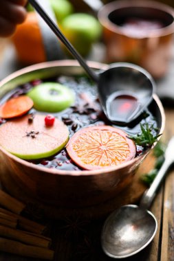 Bakır kapta sıcak şarap kepçesi ve kaşıkla. Yemek fotoğrafçılığı