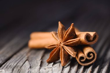 Makro anason yıldızı ve iki tarçın çubuğu yakın çekim. Yemek fotoğrafçılığı