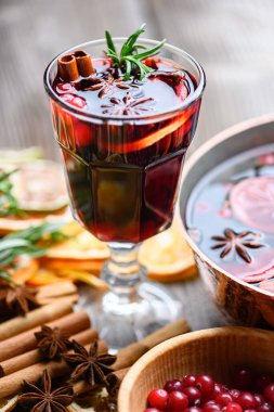 Noel tatili için hazırlanmış tarçın çubukları ve anason yıldızlı sıcak şarap bardağını kapatın. Yiyecek ve içecek fotoğrafçılığı