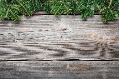 Yeşil köknar ağacı dalları olan yeni yıl ya da Noel arkaplanı. Rustik Ahşap Süs Arkaplanı