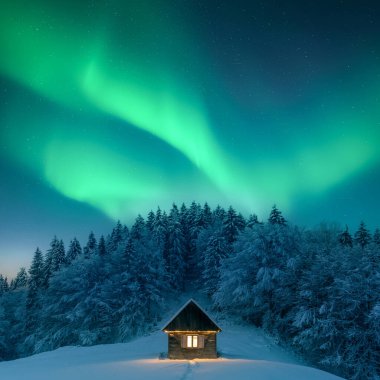 Peri kışı manzarası, karlı ormanda ahşap bir kulübe ve yıldızlı gökyüzünde inanılmaz kuzey ışıkları. Kutup ışıklarıyla Noel gecesi manzarası. Aurora Borealis