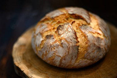 Köy ahşap kesme tahtasının üzerinde sert derili ekşi ekmek. Sağlıklı yemek fotoğrafçılığı