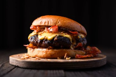 Tahta tahtada iştah açıcı çizburger. Yakın çekim. Yemek fotoğrafçılığı