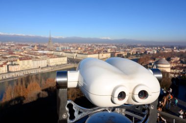 Torino ve Po nehrinin panoramik manzaralı dürbünleri. Arka planda Köstebek Antonelliana ve Alpler var. Piedmont, İtalya
