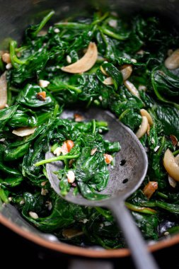 Ispanak ve kaşık yakın. Sağlıklı vejetaryen yemeği. Üst görünüm