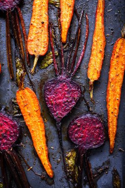 Karamelize edilmiş fırında pancar, zeytin yağı ve baharat serpiştirilmiş. Lezzetli ve sağlıklı bir yemeğin yakın çekimi. Yemek fotoğrafçılığı