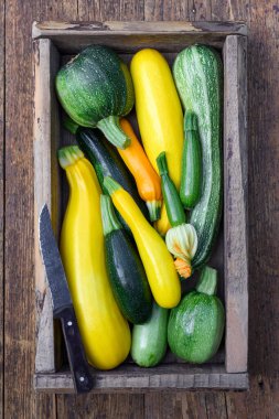 Taze kabak, kabak, kabak ve kabak çiçekleri ile dolu ahşap kutunun üstü. Estetik gıda fotoğrafçılığı