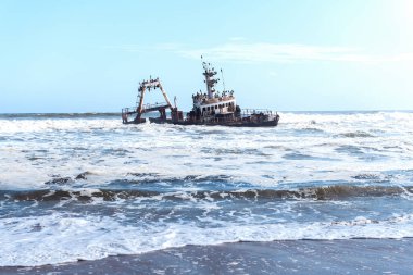 Afrika, Namibya 'da Swakopmund yakınlarında Atlantik Okyanusu' ndaki ünlü gemi enkazı. Peyzaj fotoğrafçılığı