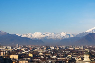 Torino şehrinin panoramik manzarası. Arkasında karlı Alp dağları var. Piedmont, İtalya