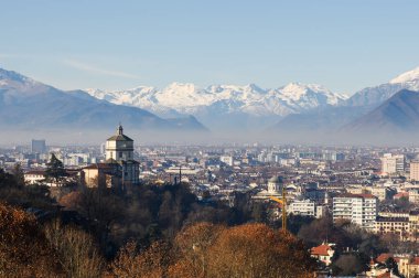Torino şehrinin arka planında karlı Alp dağları olan manzarası. Piedmont, İtalya
