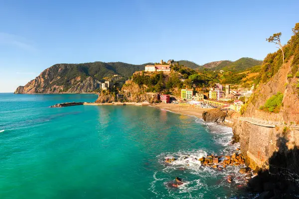 Cinque Terre, Liguria, İtalya 'daki Picturesque Monterosso al Mare parlak yaz güneşiyle yıkandı. Yaz mevsiminde Ligurian Denizi. Peyzaj fotoğrafçılığı