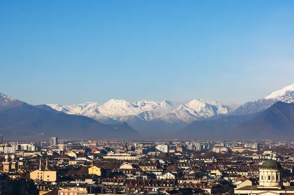 Torino şehrinin panoramik manzarası. Arkasında karlı Alp dağları var. Piedmont, İtalya