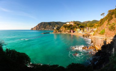 Monterosso al Mare 'nin panoramik görüntüsü Cinque Terre, Liguria, İtalya. Yaz mevsiminde Ligurian Denizi. Peyzaj fotoğrafçılığı