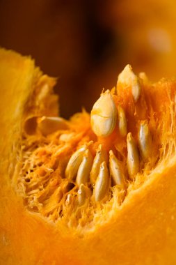 Açık turuncu et ve tohumlarla sulu bir portakal kabağı dilimi. Yemek fotoğrafçılığı