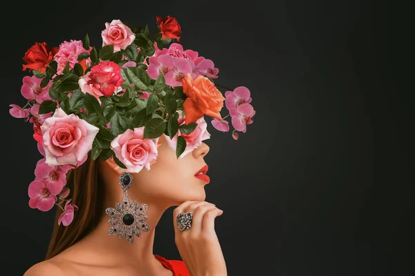 要旨現代のシュールなアートコラージュの肖像画の若い女性の花 — ストック写真