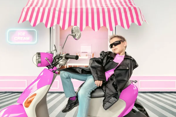Мальчик Мечтает Собственном Мотоцикле Позирует Розовом Скутере — стоковое фото