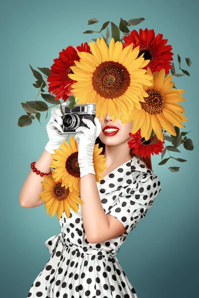 50代の若い女性のスタイルを紹介する魅惑的なデジタル複合体は ヴィンテージフィルムカメラで思い出をキャプチャします 彼女の顔は部分的に超現実的で特大の花で覆われており 花の配置に囲まれています — ストック写真
