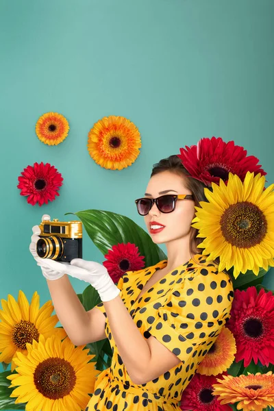 一款迷人的数码合成产品展示了一位50年代风格的年轻女性 用老式电影摄影机捕捉记忆 她的脸部分被超现实的 超大的花朵覆盖着 周围是一丛丛鲜花 — 图库照片