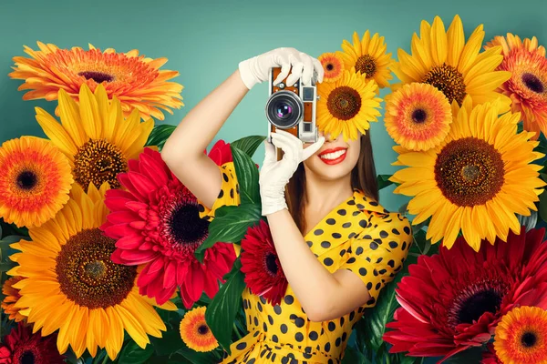 50代の若い女性のスタイルを紹介する魅惑的なデジタル複合体は ヴィンテージフィルムカメラで思い出をキャプチャします 彼女の顔は部分的に超現実的で特大の花で覆われており 花の配置に囲まれています — ストック写真