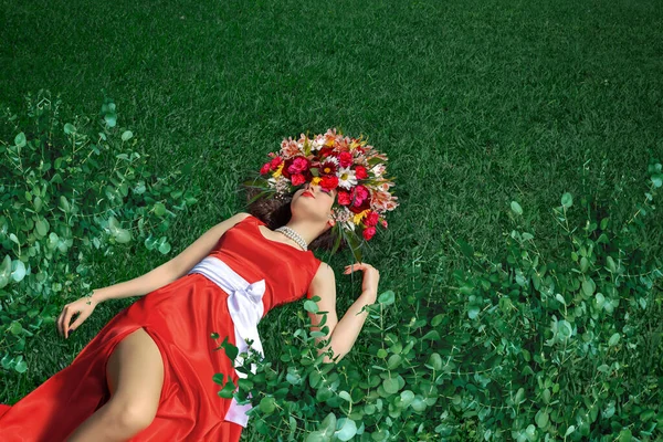 Ruhe Als Junge Frau Rotem Kleid Liegt Anmutig Auf Dem — Stockfoto