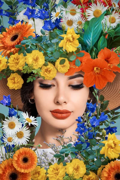 漂亮的年轻女子装饰着一顶用鲜花装饰的大帽子 花的优雅与优雅的缩影 — 图库照片